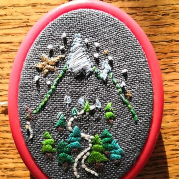 Broderie montagne sous la neige