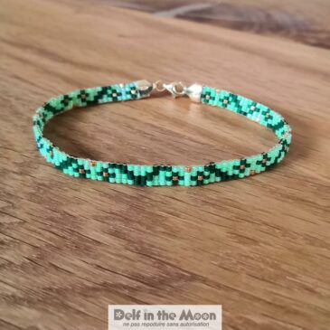 Bracelet vert au métier à tisser
