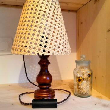 Lampe en cannage